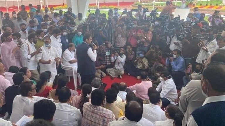 Vidhan Sabha Live : विधानभवनाबाहेर भाजपची प्रतिविधानसभा, कालिदास कोळंबकर बनले अध्यक्ष Mumbai Tak