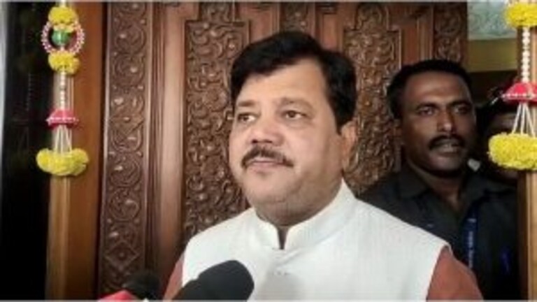 पवारांची मोदींसोबत भेट डॅमेज कंट्रोलसाठी, BJP-NCP युती शक्य नाही – प्रवीण दरेकर Mumbai Tak