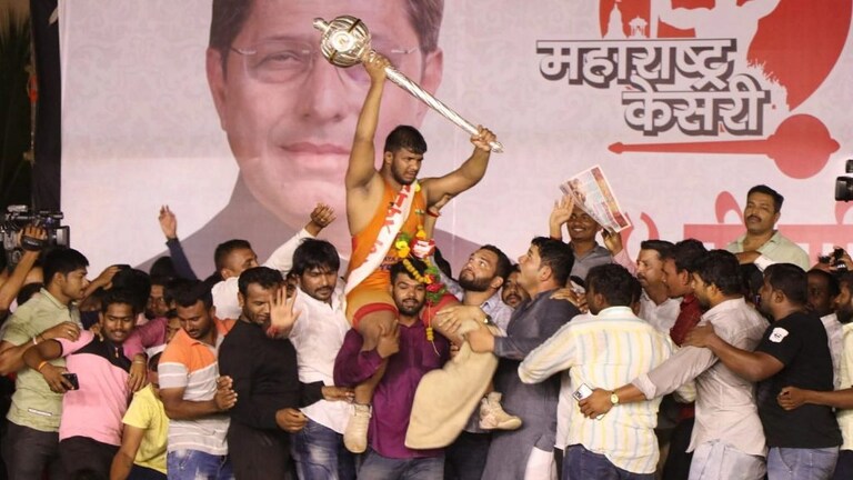 महाराष्ट्र केसरीचा मान जिंकला आणि त्यानंतर पृथ्वीराज गदा कुशीत घेऊन झोपला, फोटो व्हायरल Mumbai Tak