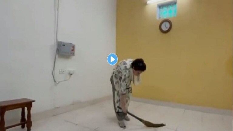 कचरा दिसताच प्रियंका गांधी यांनी हातात झाडू घेऊन झाडली नजरकैदेची खोली Mumbai Tak