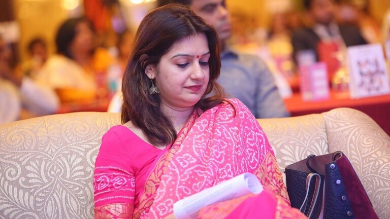 शिवसेना खासदार प्रियंका चतुर्वेदींनी सोडला ‘संसद टीव्ही’चा ‘शो’; तडकाफडकी दिला राजीनामा MumbaiTak