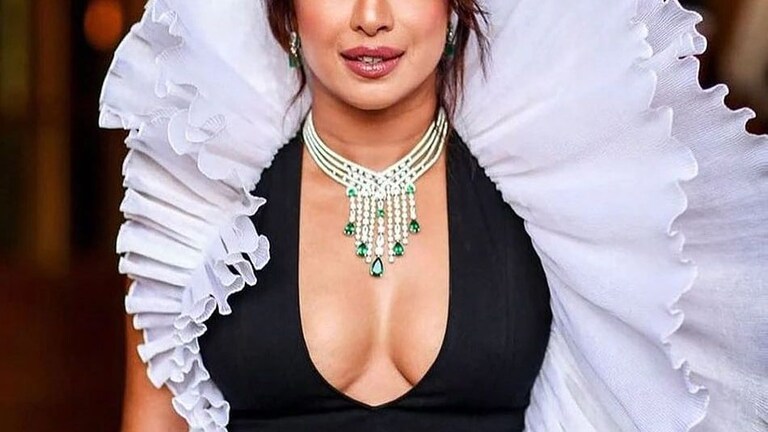 PHOTO: प्रियांका चोप्राचा हा ड्रेस नेमका आहे तरी कसा? Mumbai Tak