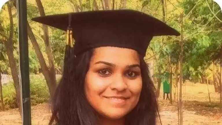 UPSC Result : महाराष्ट्रातून प्रियंवदा म्हाडदळकर राज्यात आली पहिली Mumbai Tak