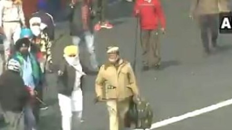 त्या शेतकऱ्याने पोलिसाला वाचवलं… mumbaitak