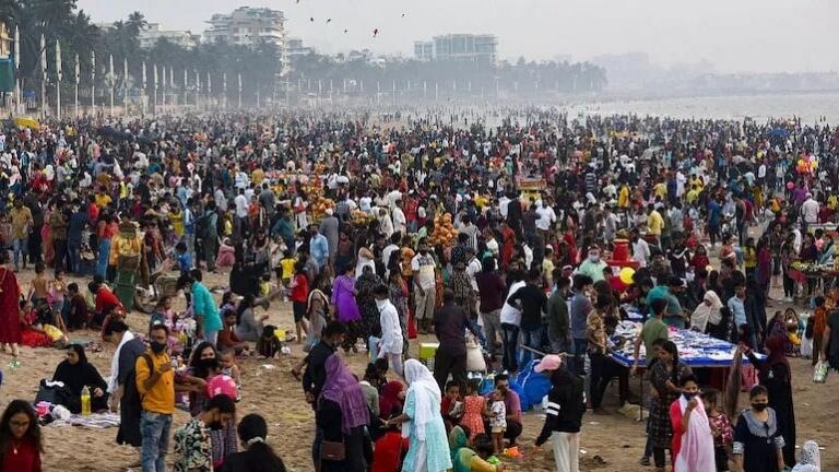 Omicron cases : महाराष्ट्रासह 13 राज्यांमध्ये ओमिक्रॉनचा शिरकाव; रुग्णसंख्या 200च्या पुढे Mumbai Tak