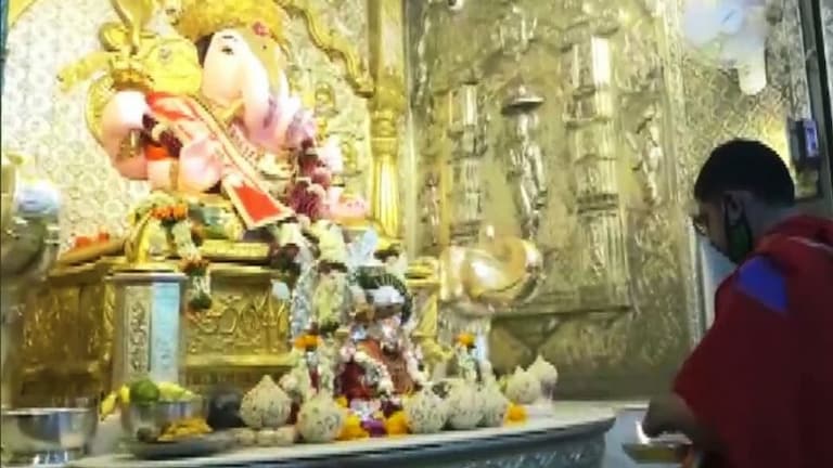 देवा तुझ्या दारी… कोरोनामुळे भाविकांना बाप्पाचं दारातूनच दर्शन! Mumbai Tak