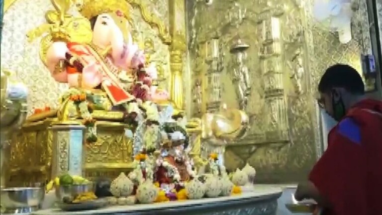 देवा तुझ्या दारी… कोरोनामुळे भाविकांना बाप्पाचं दारातूनच दर्शन! Mumbai Tak