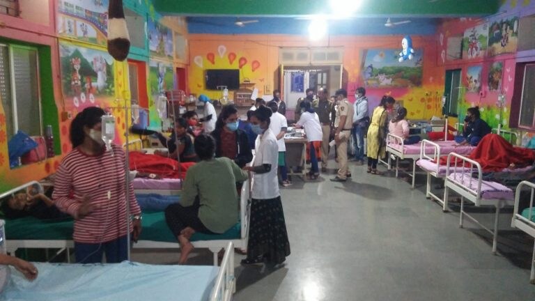 पुणे : ४८ विद्यार्थीनींना अन्नातून विषबाधा, सहा मुलींवर पुण्यातील ससून रुग्णालयात उपचार सुरु Mumbai Tak