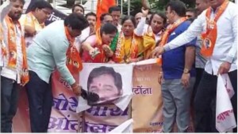 पुण्यात बंडखोर आमदार एकनाथ शिंदे यांच्या फोटोला शिवसैनिकांकडून जोडे मारत आंदोलन Mumbai Tak