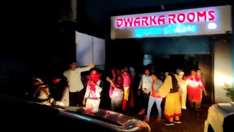 पुणे : ग्राहकांकडून 3000 घ्यायचे अन् महिलांना द्यायचे फक्त 500; लॉजमध्येच सुरू केला कुंटणखाना Mumbai Tak