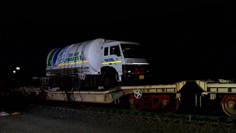 पुण्यात कोरोना रुग्णांच्या संख्येत घट, तरी का बोलवावी लागली ऑक्सिजन एक्सप्रेस? Mumbai Tak