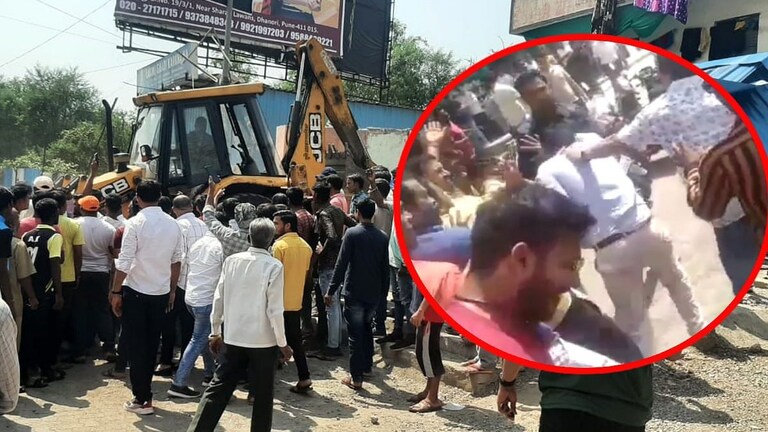 पुण्यात राडा : अतिक्रमण काढण्यासाठी आलेल्या अधिकाऱ्यांना नागरिकांकडून मारहाण Mumbai Tak