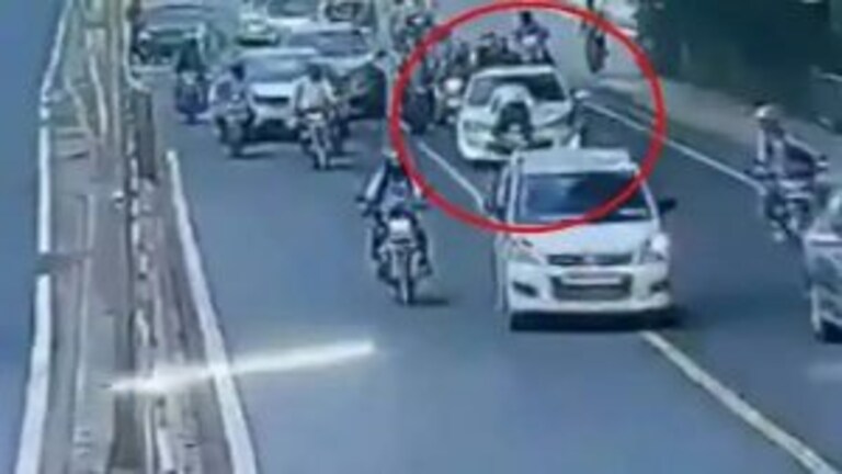 वाहतूक पोलिसाला कारवरून 700 मीटर फरफटत नेलं, पुण्यातील धक्कादायक प्रकार Mumbai Tak