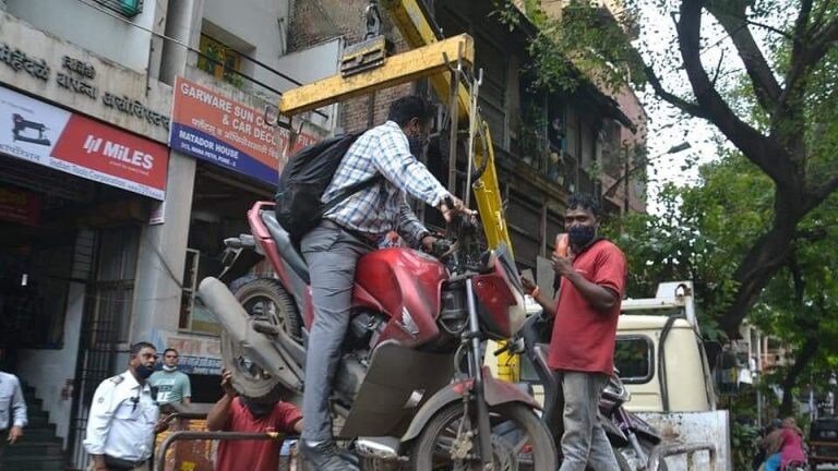 नो-पार्किंगमध्ये पार्क केलेली बाईक पोलिसांनी चालकासह उचलली, Pune पोलिसांच्या कारभारावर प्रश्नचिन्ह Mumbai Tak