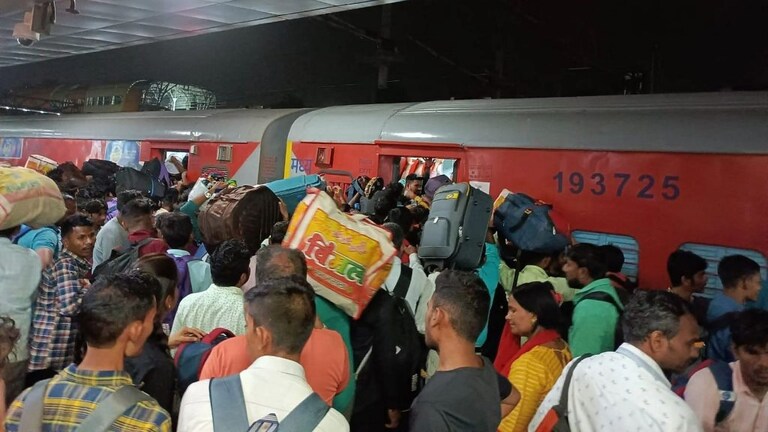 पुणे रेल्वे स्थानकात दुर्दैवी घटना! घरी जाण्यासाठी निघाला अन् गाडीत चढतानाच गेला जीव Mumbai Tak