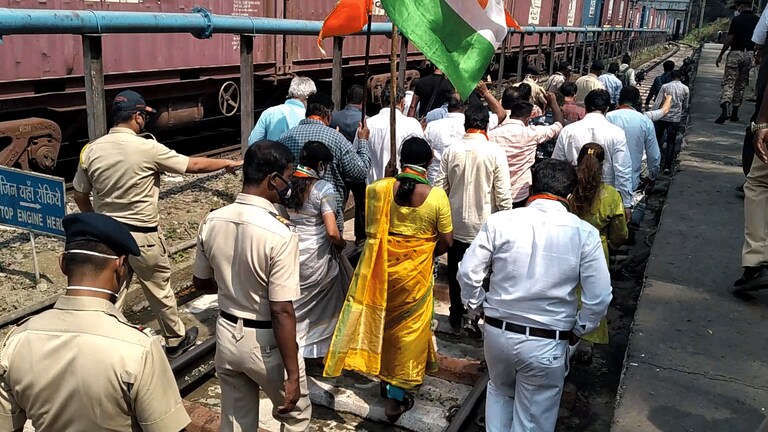 कृषी कायद्याविरोधात पुण्यात रेल्वे रोको आंदोलन Mumbai Tak