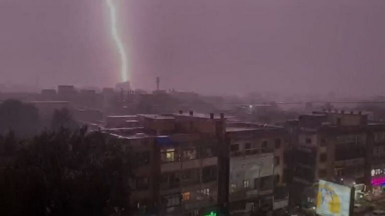 निम्म्या महाराष्ट्राला पाऊस झोडपणार; पुणे, नाशिकसह ‘या’ जिल्ह्यांना ‘यलो अर्लट’ Mumbai Tak