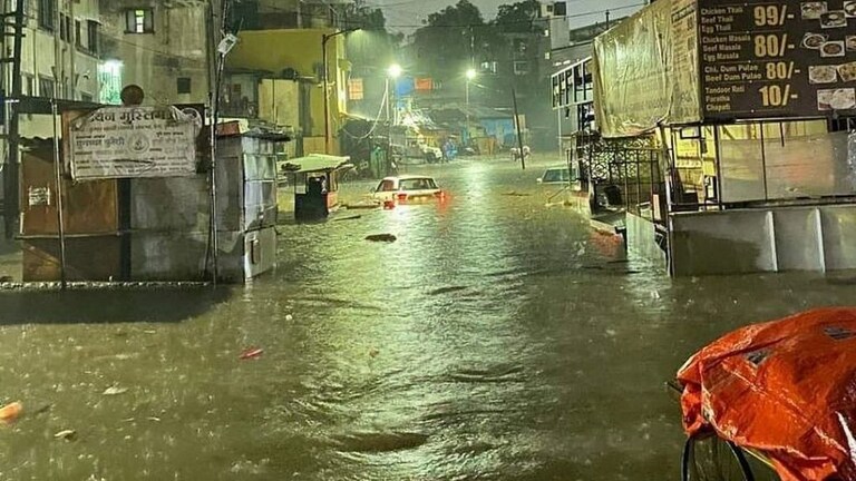 Pune rain videos : रस्त्यांना पूर, धो धो पावसानं पुणे जलमय! पहा धडकी भरवणारे व्हिडीओ Mumbai Tak