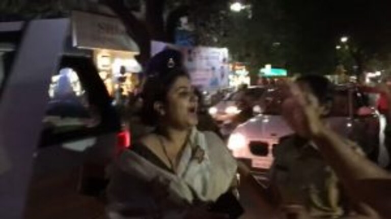 स्मृती इराणींच्या कार ताफ्यावर राष्ट्रवादीच्या विशाखा गायकवाडांकडून अंडी फेकण्याचा प्रयत्न Mumbai Tak