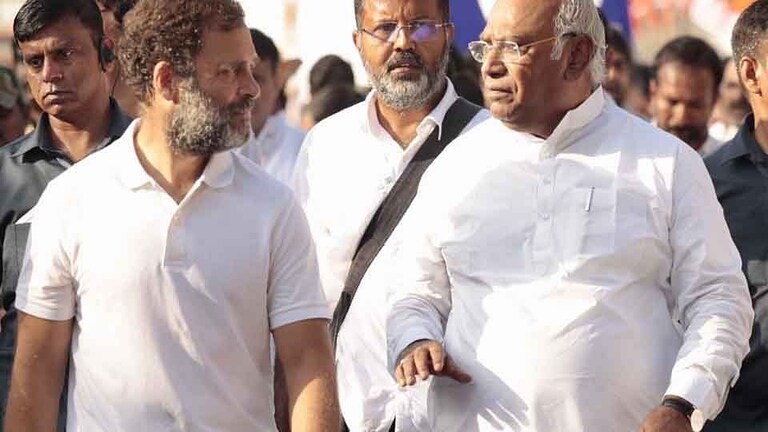 Loksabha 2024 : राहुल गांधींसमोरच मल्लिकार्जुन खर्गेंनी सांगितलं काँग्रेसच्या पंतप्रधानपदाच्या उमेदवाराचं नाव Mumbai Tak