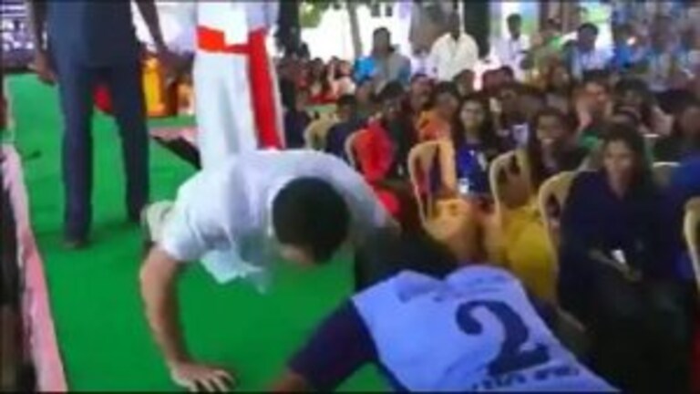 राहुल गांधींचे विद्यार्थ्यांसोबत पुश-अप्स, व्हिडीओ व्हायरल Mumbai Tak