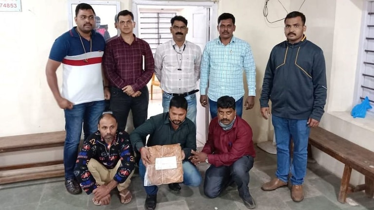 रायगड : व्हेल माशाची उलटी बाळगणाऱ्या तिघांना गुन्हे शाखेने केली अटक Mumbai Tak