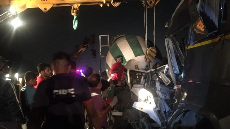 मुंबई-पुणे महामार्गावर प्रवासी बसचा अपघात, तीन कामगारांचा मृत्यू Mumbai Tak