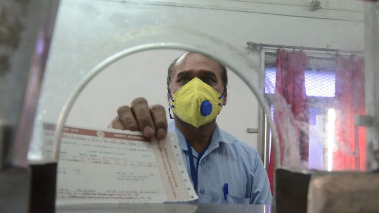 रेल्वेकडून प्लॅटफॉर्म तिकीटदरात तिप्पट वाढ Mumbai Tak