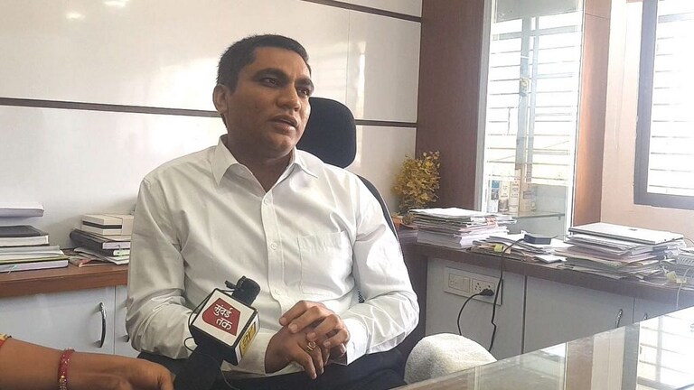 पत्रकाराला अॅट्रोसिटी गुन्ह्यात अटक, कुटुंबीयांचे जिल्हाधिकाऱ्यांवर आरोप; पाहा IAS अधिकाऱ्याचं  नेमकं उत्तर काय! Mumbai Tak