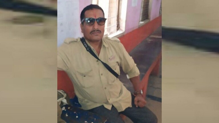 सांगली : ST कर्मचाऱ्याचं हृदयविकाराच्या झटक्यामुळे निधन Mumbai Tak