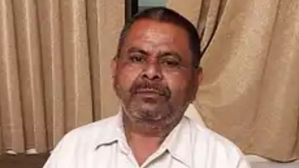 जळगाव : पोस्टाने कारणे दाखवा नोटीस मिळालेल्या ST कर्मचाऱ्याचा हृदयविकाराच्या झटक्याने मृत्यू Mumbai Tak