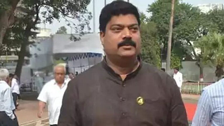 खड्ड्यात गेली आमदारकी ! पाणी प्रश्नावर आक्रमक झालेल्या राजू पाटील यांची उद्विग्न प्रतिक्रीया Mumbai Tak