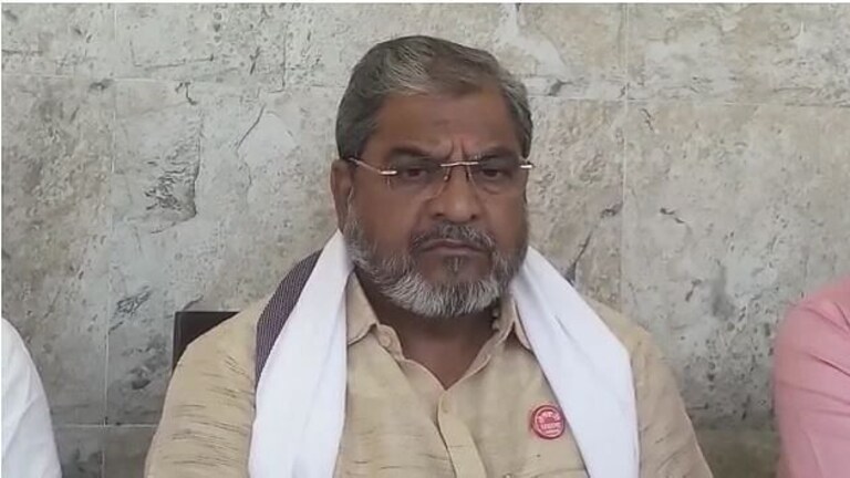 शेतकऱ्यांचे पैसे बुडवणाऱ्या साखर कारखानदाराला उमेदवारी देताना आम्हाला विचारात घेतलं का? – राजू शेट्टींचा सवाल Mumbai Tak