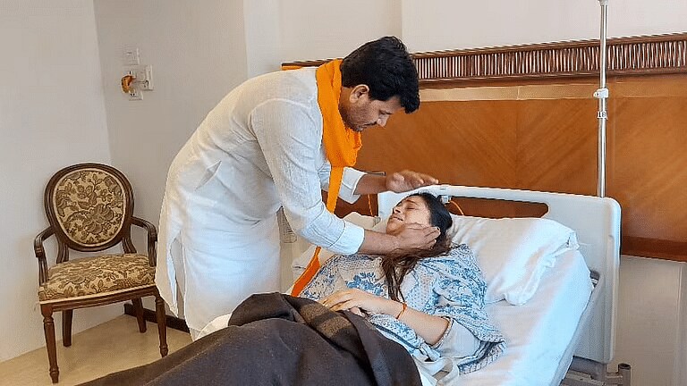 नवनीत-रवी राणा विरोधातील राजद्रोहाचा गुन्हा चुकीचा, कोर्टाने ठाकरे सरकारला फटकारलं Mumbai Tak