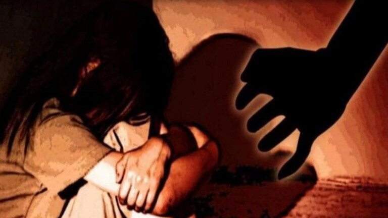 धक्कादायक ! अल्पवयीन मुलीवर पेणमध्ये सामुहीक बलात्कार, सात जण अटकेत Mumbai Tak