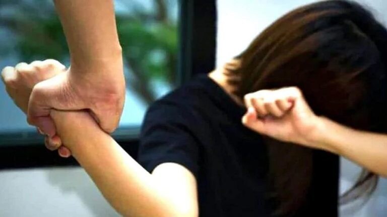 पत्नींची अदलाबदली करुन उच्चभ्रू चालवत होते सेक्स रॅकेट, WhatsApp वर बनवलेला ग्रुप! Mumbai Tak