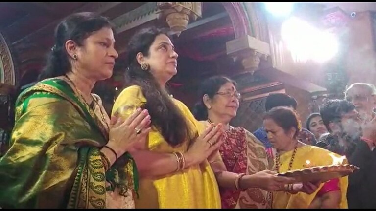 रश्मी ठाकरे एकनाथ शिंदेंच्या बालेकिल्ल्यात, देवीच्या आरतीसोबतच जोरदार शक्तीप्रदर्शन Mumbai Tak
