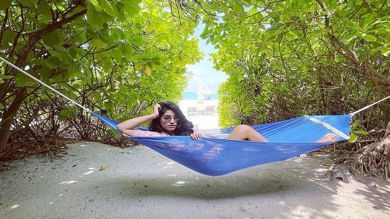 रुपेरी वाळुत माडाच्या बनात…शनाया फेम रसिका सुनीलचा हॉट अंदाज Mumbai Tak