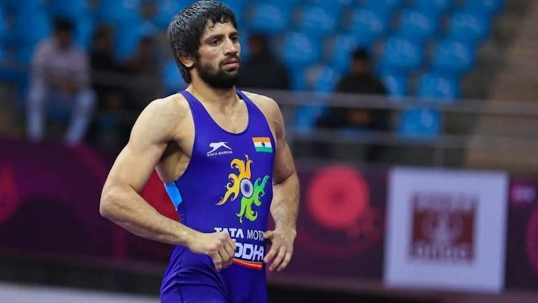 Tokyo Olympics 2020 : कुस्तीत भारताचं पहिलं पदक निश्चीत, रवी कुमारची अंतिम फेरीत धडक Mumbai Tak