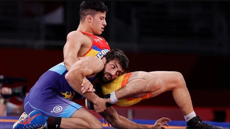 Tokyo Olympics 2020 : कुस्तीपटूंनी पदकाची आशा वाढवली, रवी कुमार-दीपक पुनिया उपांत्य फेरीत दाखल Mumbai Tak