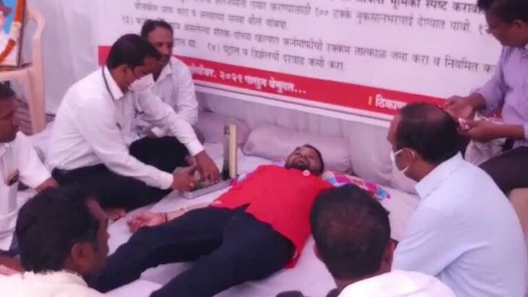 स्वाभिमानी नेते रविकांत तुपकरांची प्रकृती खालावली, कार्यकर्त्याचा आत्मदहनाचा प्रयत्न Mumbai Tak