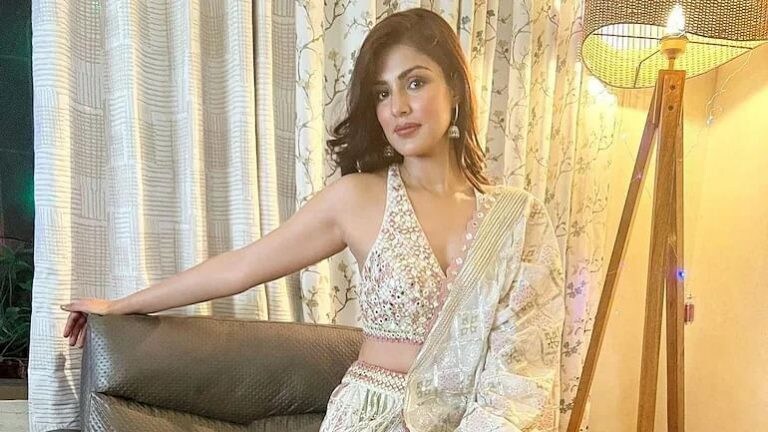 सुशांत सिंग प्रकरण: ‘रियाचे बँक अकाउंट डीफ्रीज करा, मोबाइल-लॅपटॉपही परत द्या’, कोर्टाच्या आदेशाने NCBला धक्का Mumbai Tak