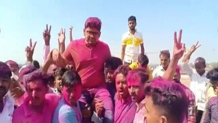 कवठेमहाकांळ नगरपंचायतीची सत्ता राष्ट्रवादीकडे, आबांच्या आठवणीत रोहित पाटील भावूक Mumbai Tak