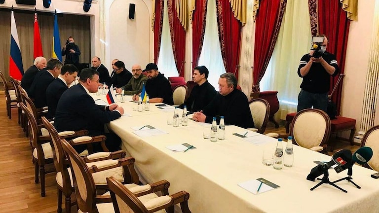 Russia-Ukraine crisis : ‘युद्ध थांबवा आणि सैन्य माघारी बोलवा’; युक्रेनची रशियाकडे मागणी Mumbai Tak