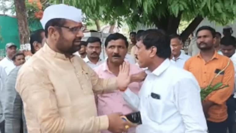 हॉटेलच्या उधारीसाठी भर रस्त्यात अडवलं, हॉटेल मालकाची सदाभाऊ खोतांसोबत हुज्जत Mumbai Tak