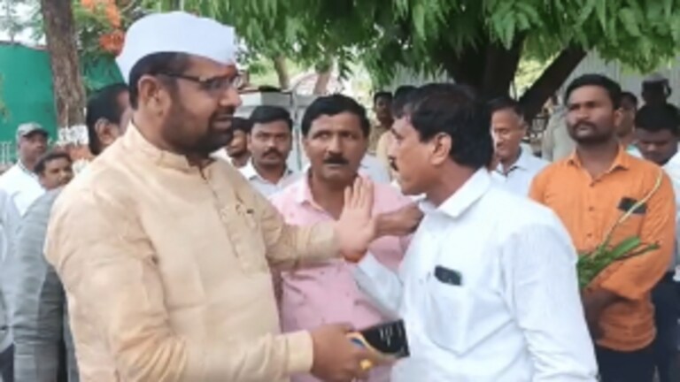हॉटेलच्या उधारीसाठी भर रस्त्यात अडवलं, हॉटेल मालकाची सदाभाऊ खोतांसोबत हुज्जत Mumbai Tak