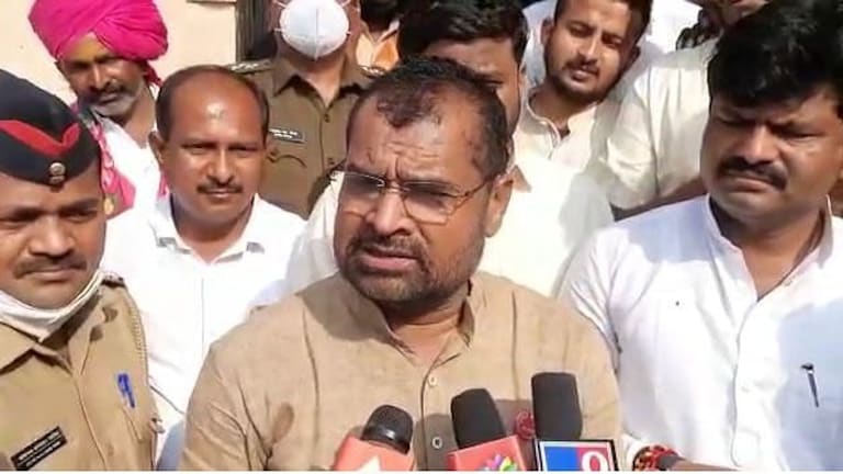तीन-चार खासदार असणाऱ्यांचा सल्ला कोण घेईल? Pawar-Modi भेटीवर सदाभाऊ खोतांचा खोचक टोला Mumbai Tak