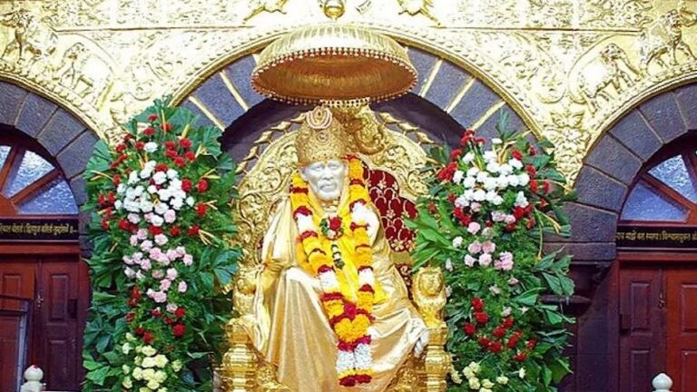 शिर्डी : Omicron संक्रमणाच्या पार्श्वभूमीवर साईबाबा मंदिराच्या दर्शन व्यवस्थेत बदल Mumbai Tak