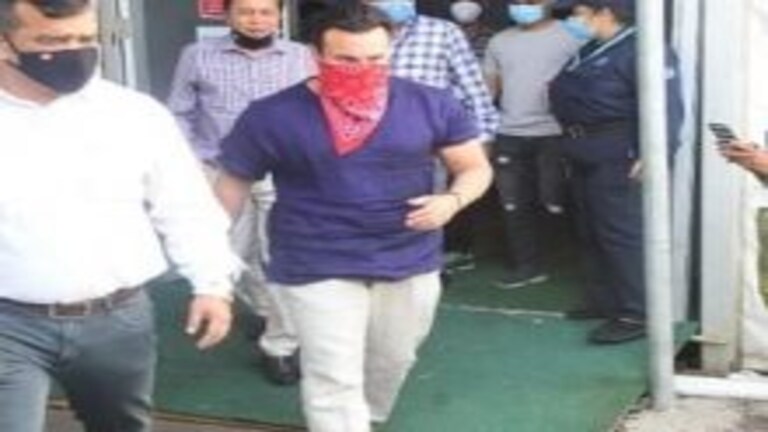 सैफने कोरोनापासून ‘सेफ’ होण्यासाठी घेतला लसीचा पहिला डोस Mumbai Tak