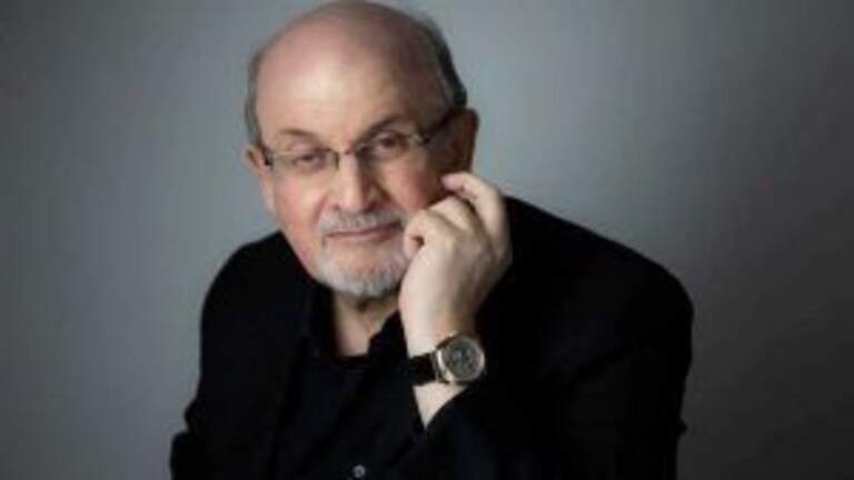 Salman Rushdie यांनी जीवघेण्या हल्ल्यात एक डोळा गमावला, एक हातही निकामी Mumbai Tak